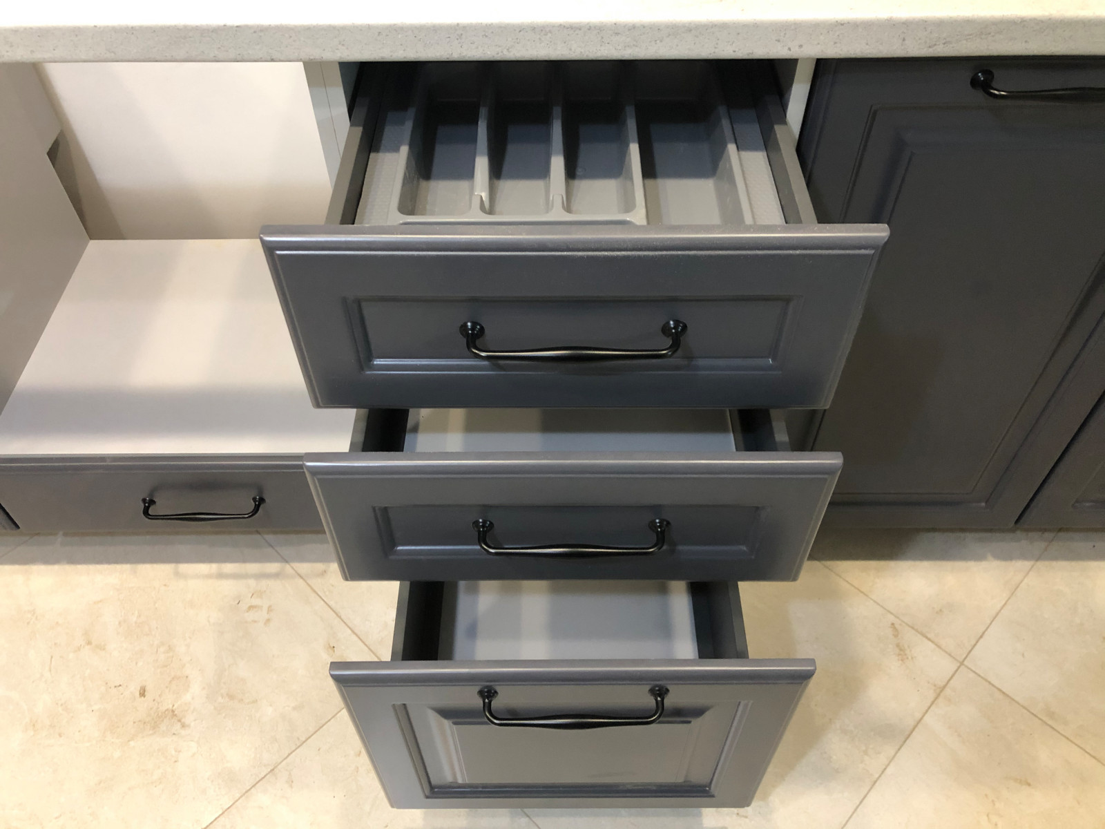 Кухня с фасадами с покрытием эмаль