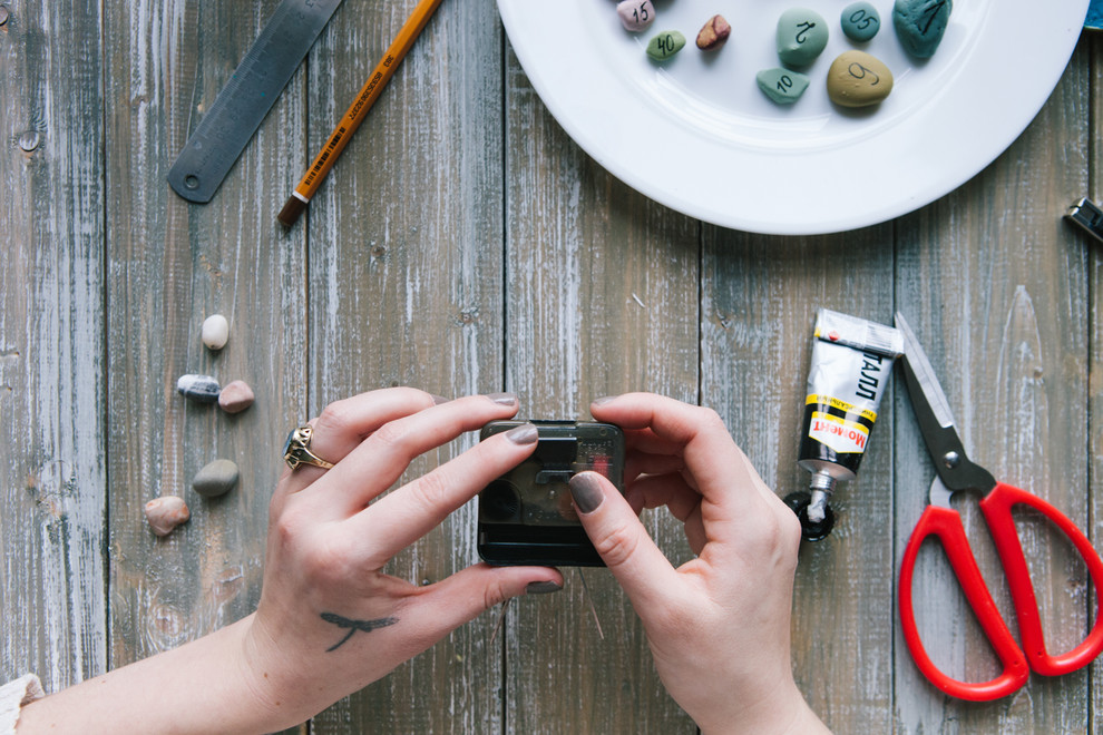 DIY: Оригинальные настенные часы своими руками из морской гальки