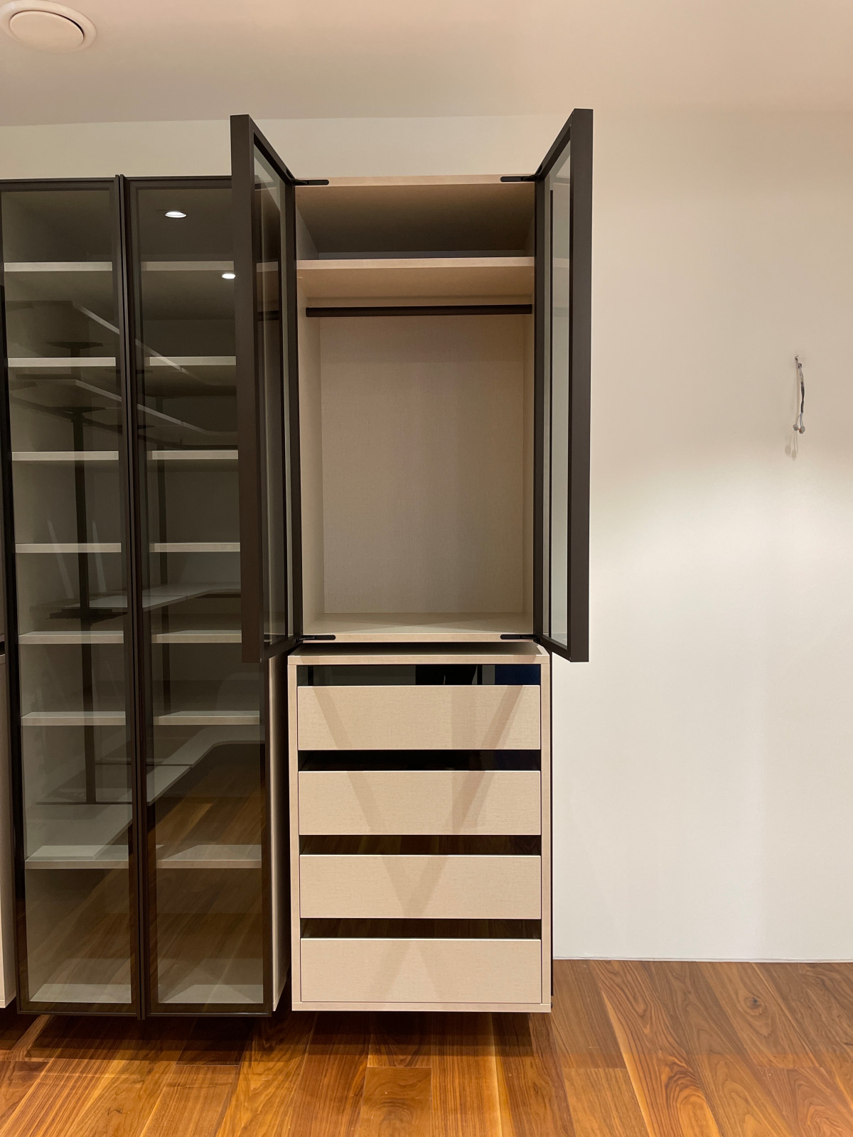 Распашной шкаф с системой RPE raumplus и Гардеробная система UNO raumplus