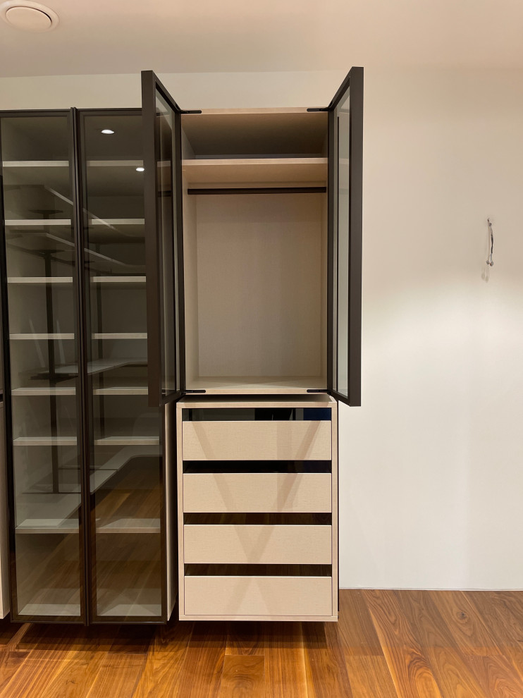 Распашной шкаф с системой RPE raumplus и Гардеробная система UNO raumplus