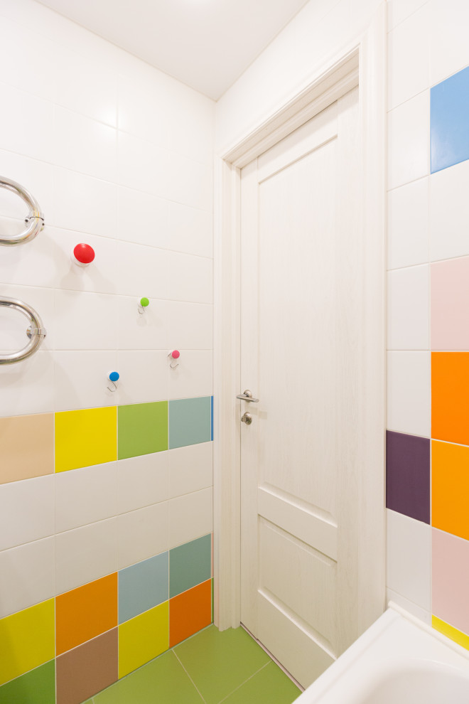 Маленькая яркая ванная комната