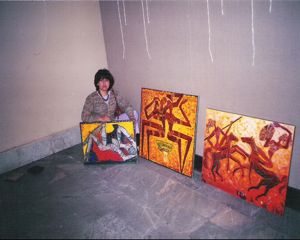 На фоне картин Лики Волчек