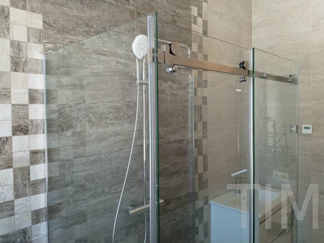 П образная душевая кабина из стекла