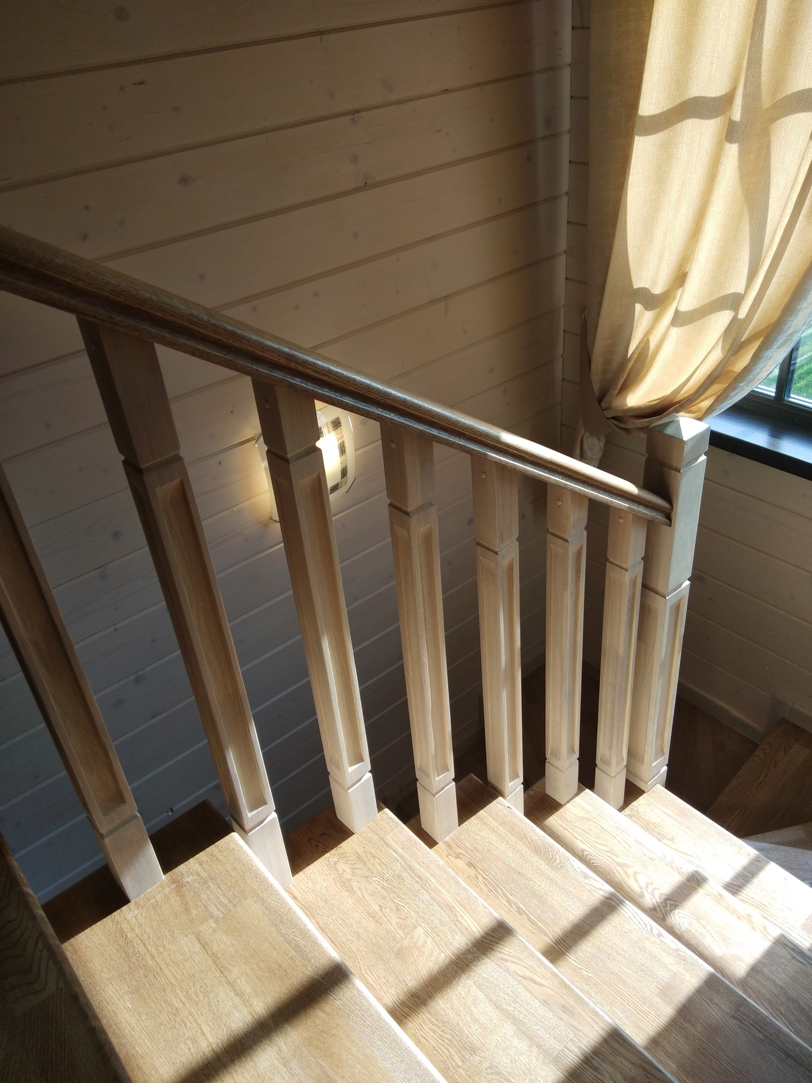 Лестница из дуба в дом из бруса