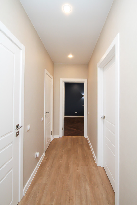 Квартира в современном стиле с яркими цветовыми акцентами.