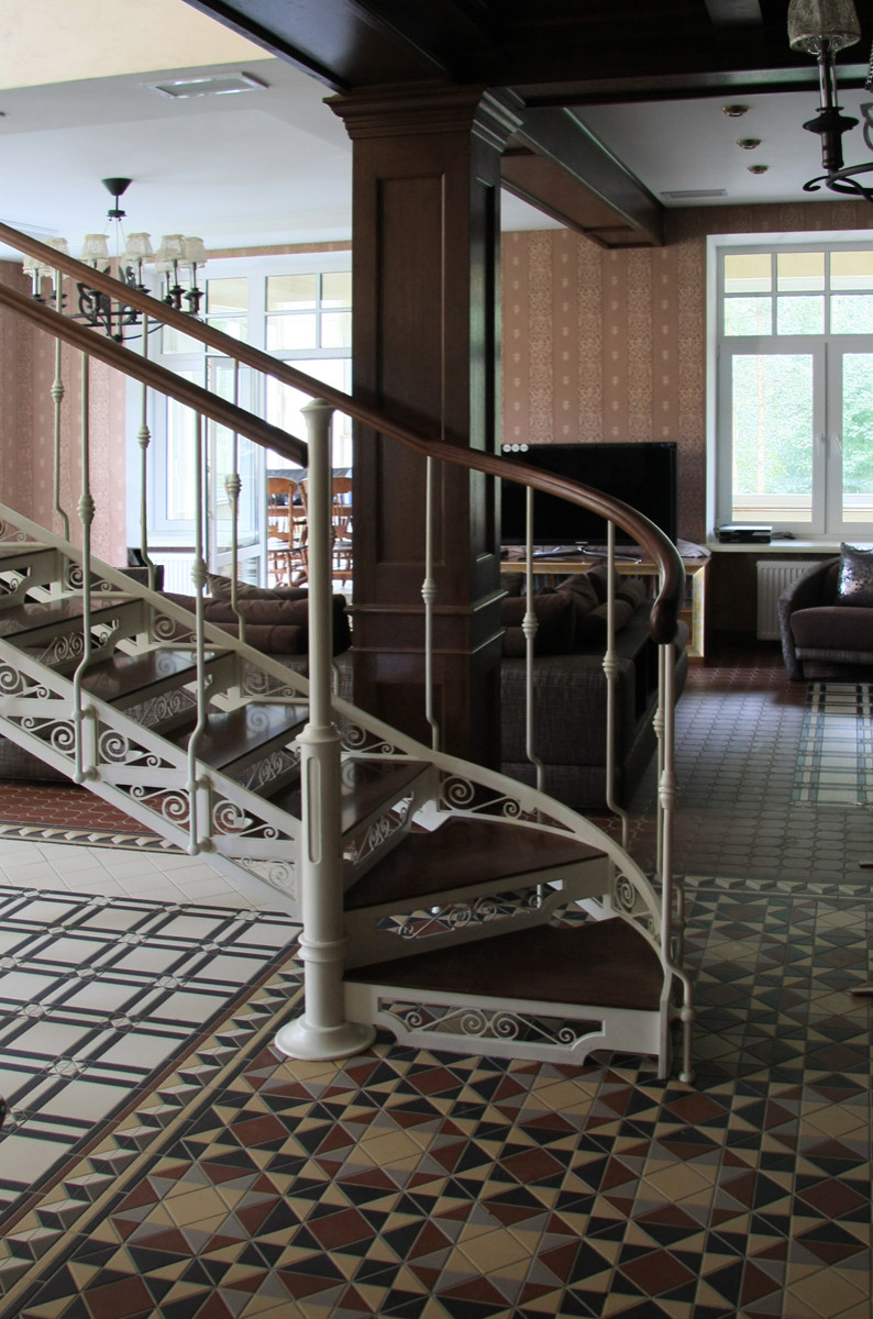 Белая полуспиральная