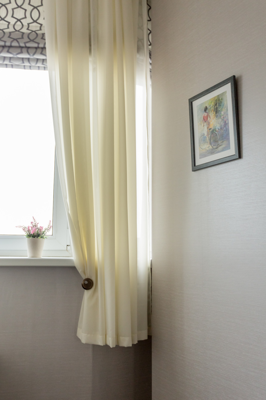 Белое, черное и яркие тона - реализованный проект квартиры в Москве.