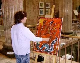 На фоне картин Лики Волчек