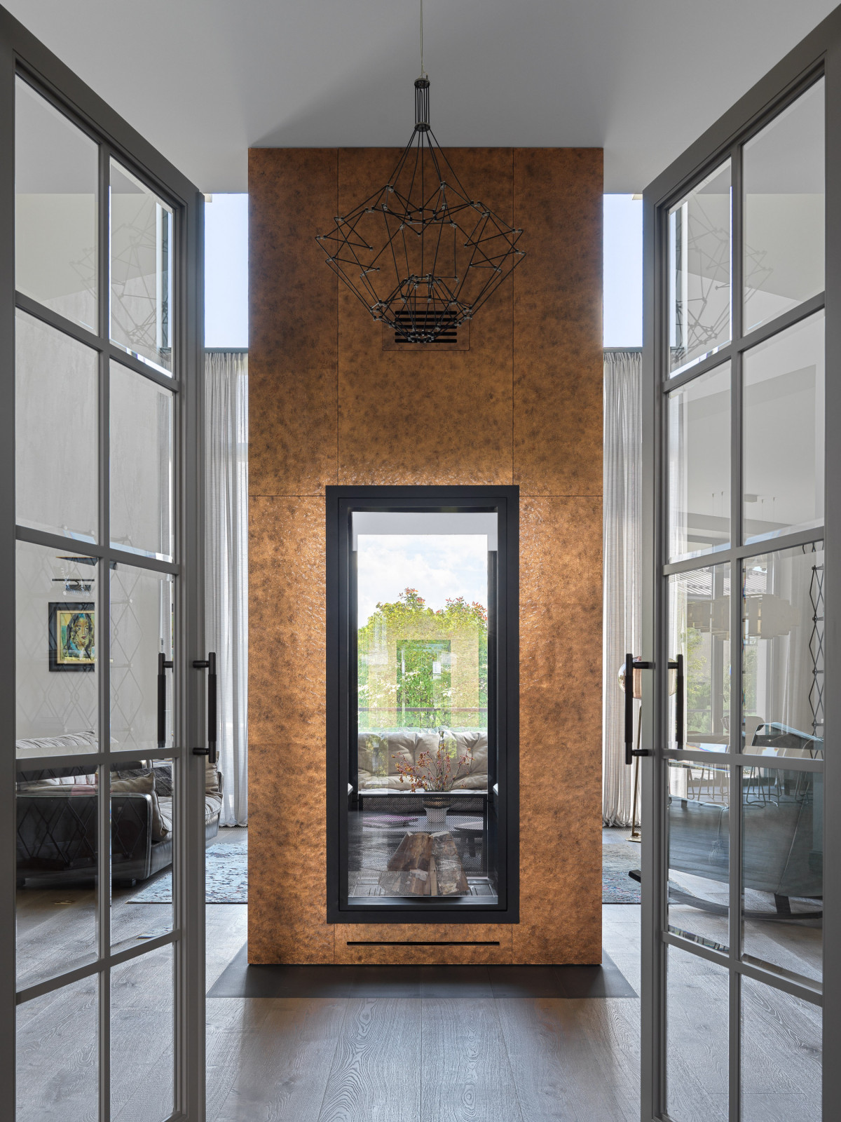 Houzz тур: Загородный дом со стеклянным камином