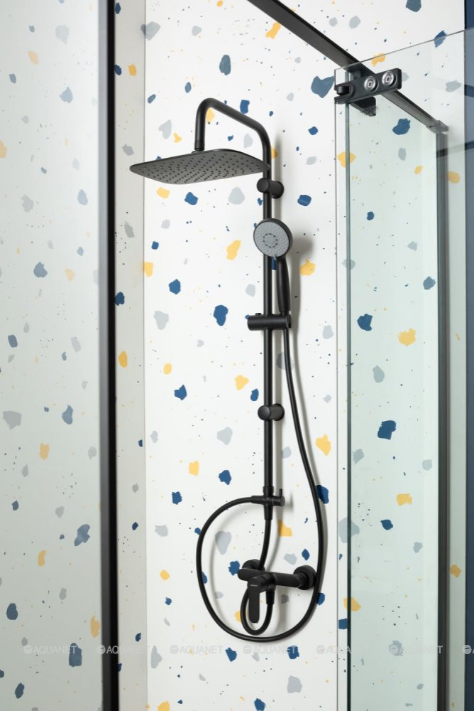 Яркая ванная комната для загородного дома