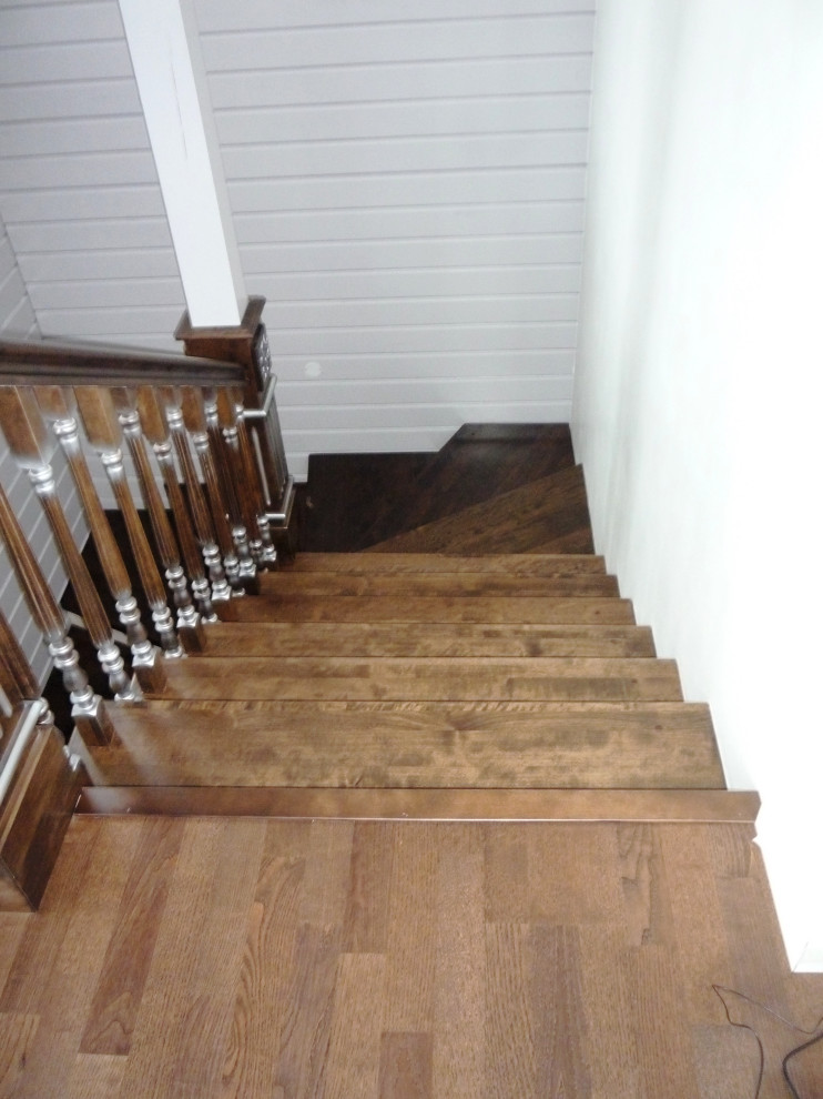 Лестница в коттедже из клееного бруса.