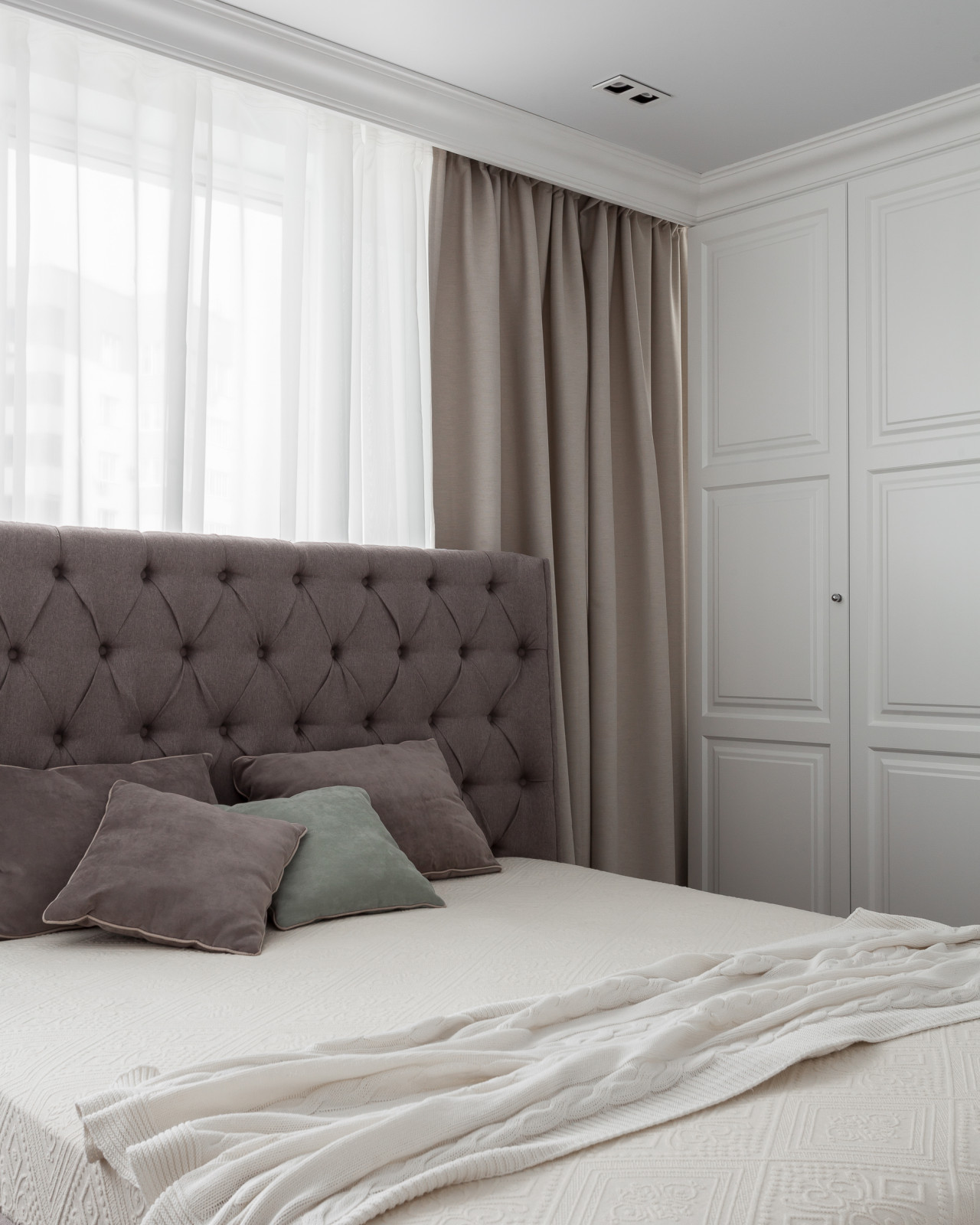 Квартира с двумя белоснежными котами