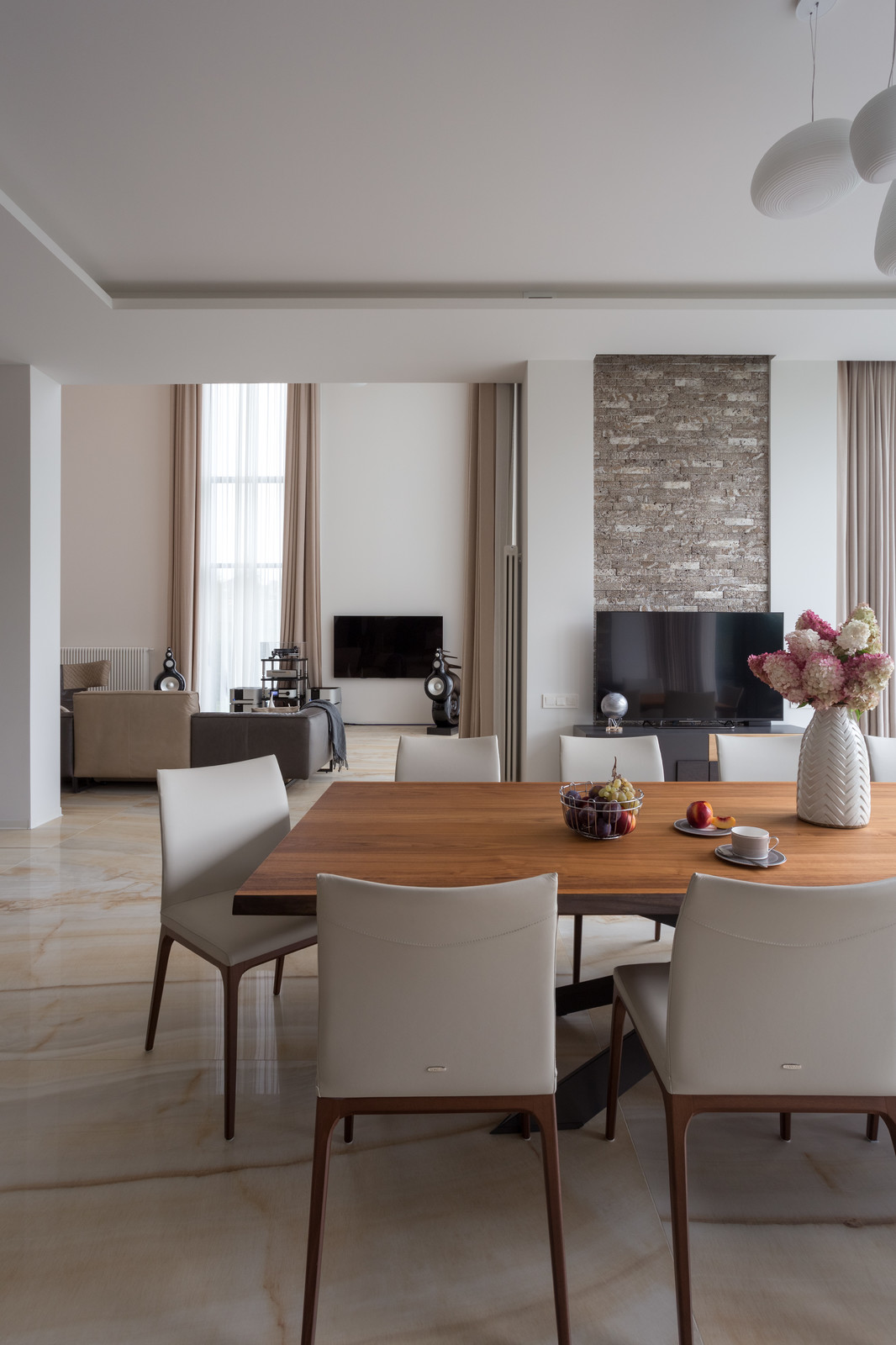 Вид из столовой в музыкальную комнату отдыха