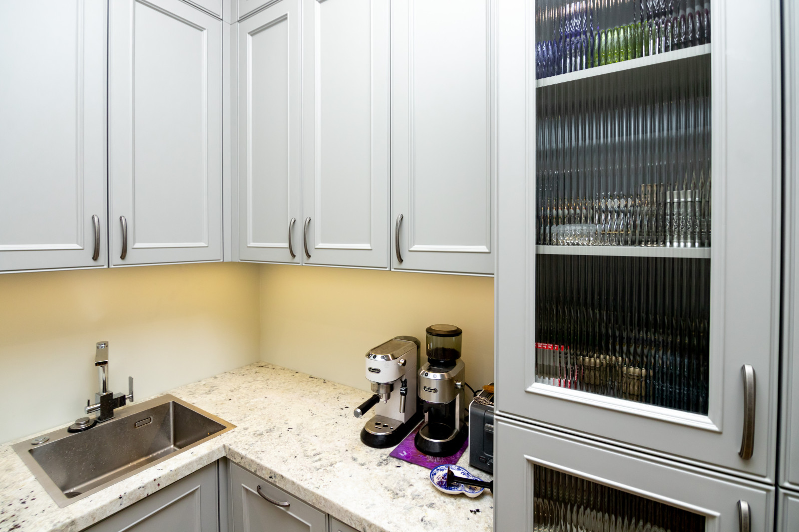 Светло-серая кухня в классическом стиле