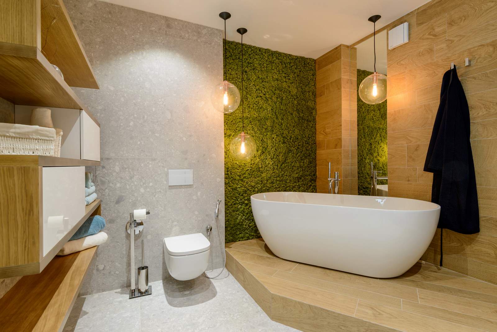 Просторная квартира с деревянными колоннами