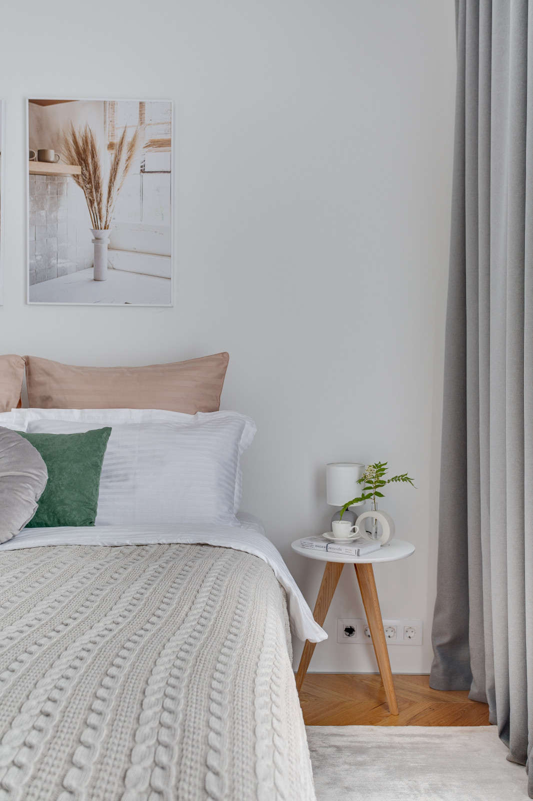 Светлая сканди спальня