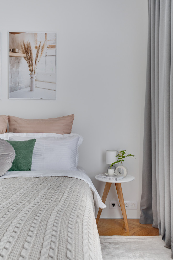 Светлая сканди спальня