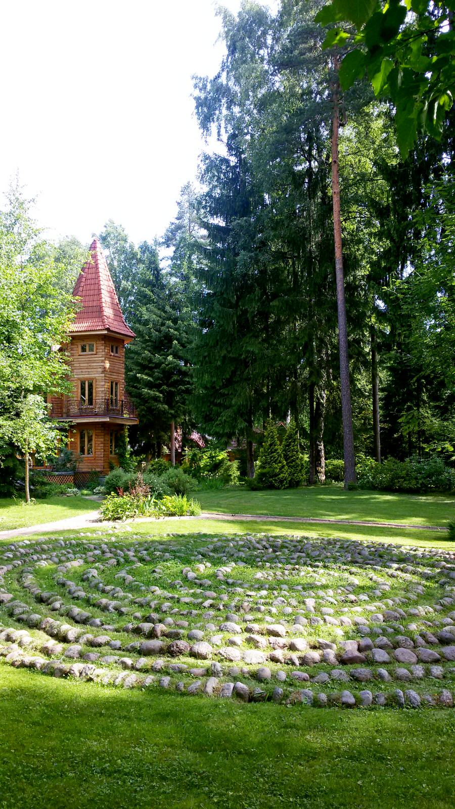 Лабиринт на центральном газоне