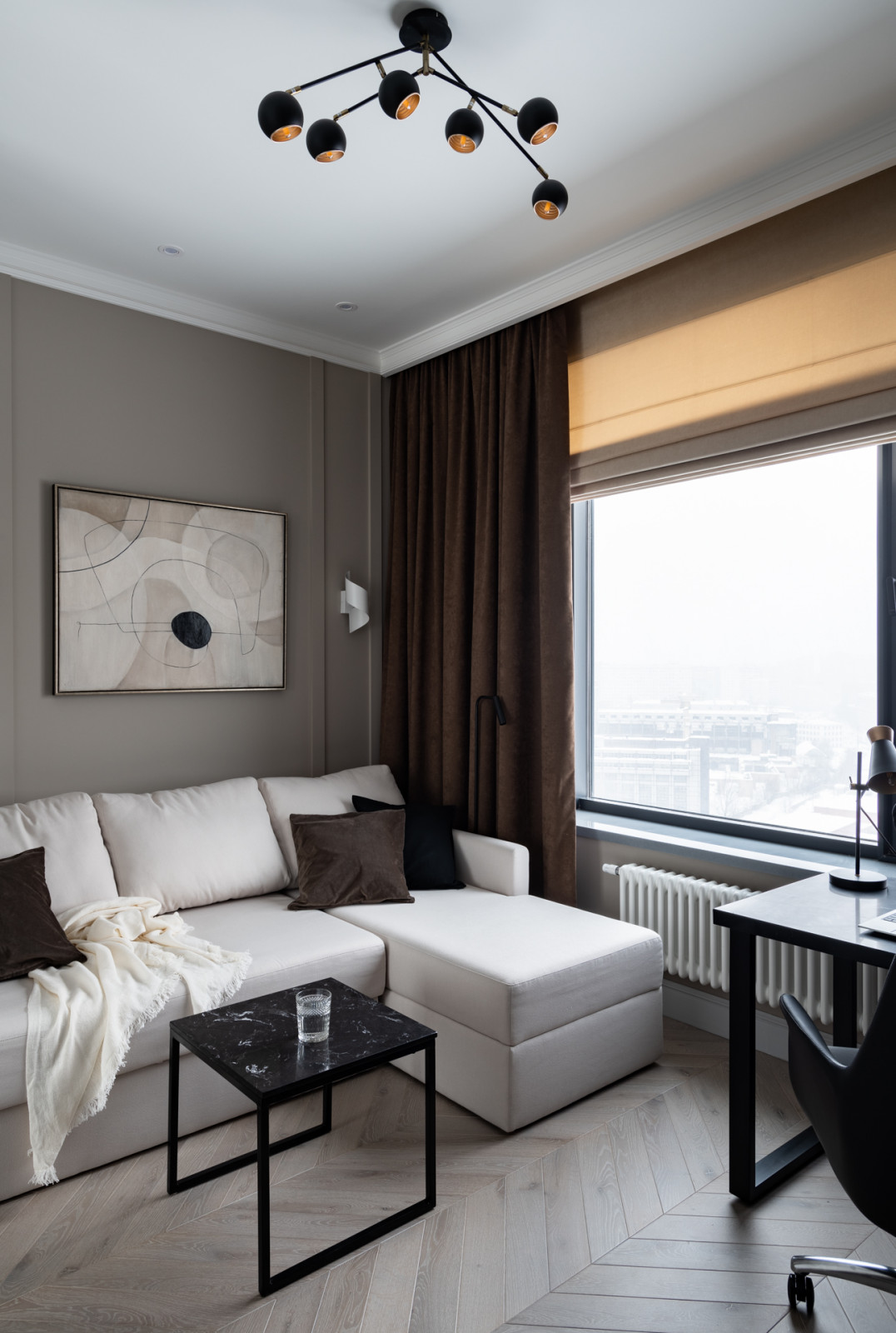 Журнал «Идеи Вашего Дома» назвал этот интерьер «обволакивающий уютом»