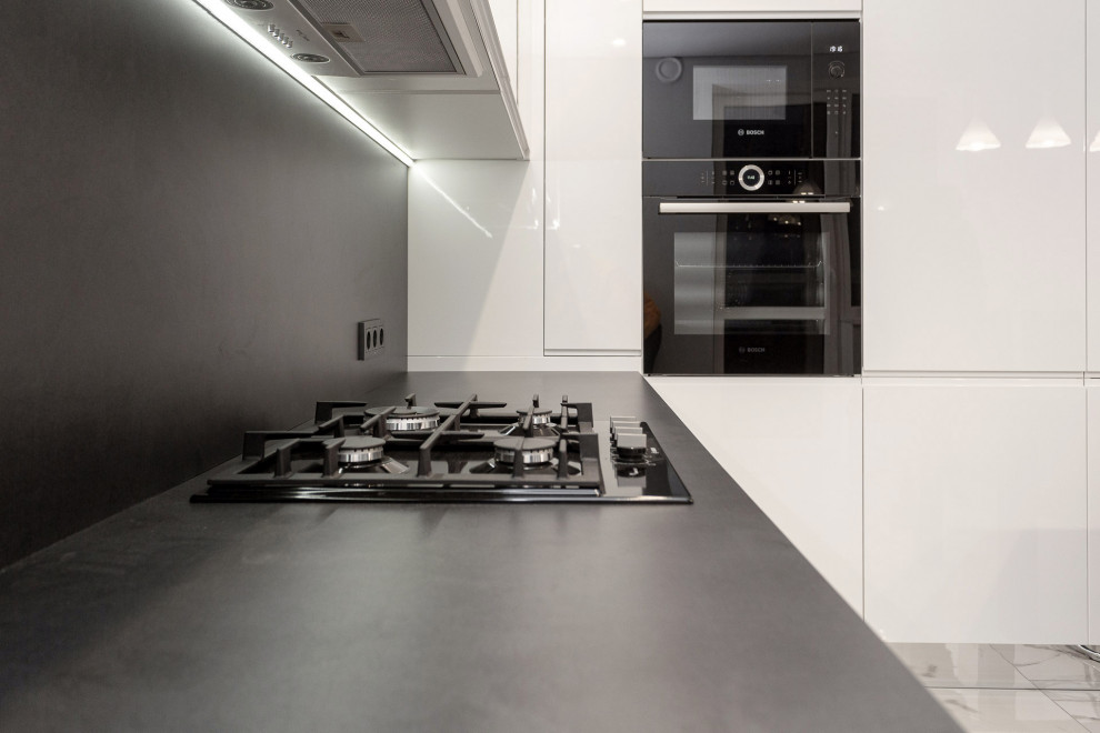 Черно-белая современная кухня