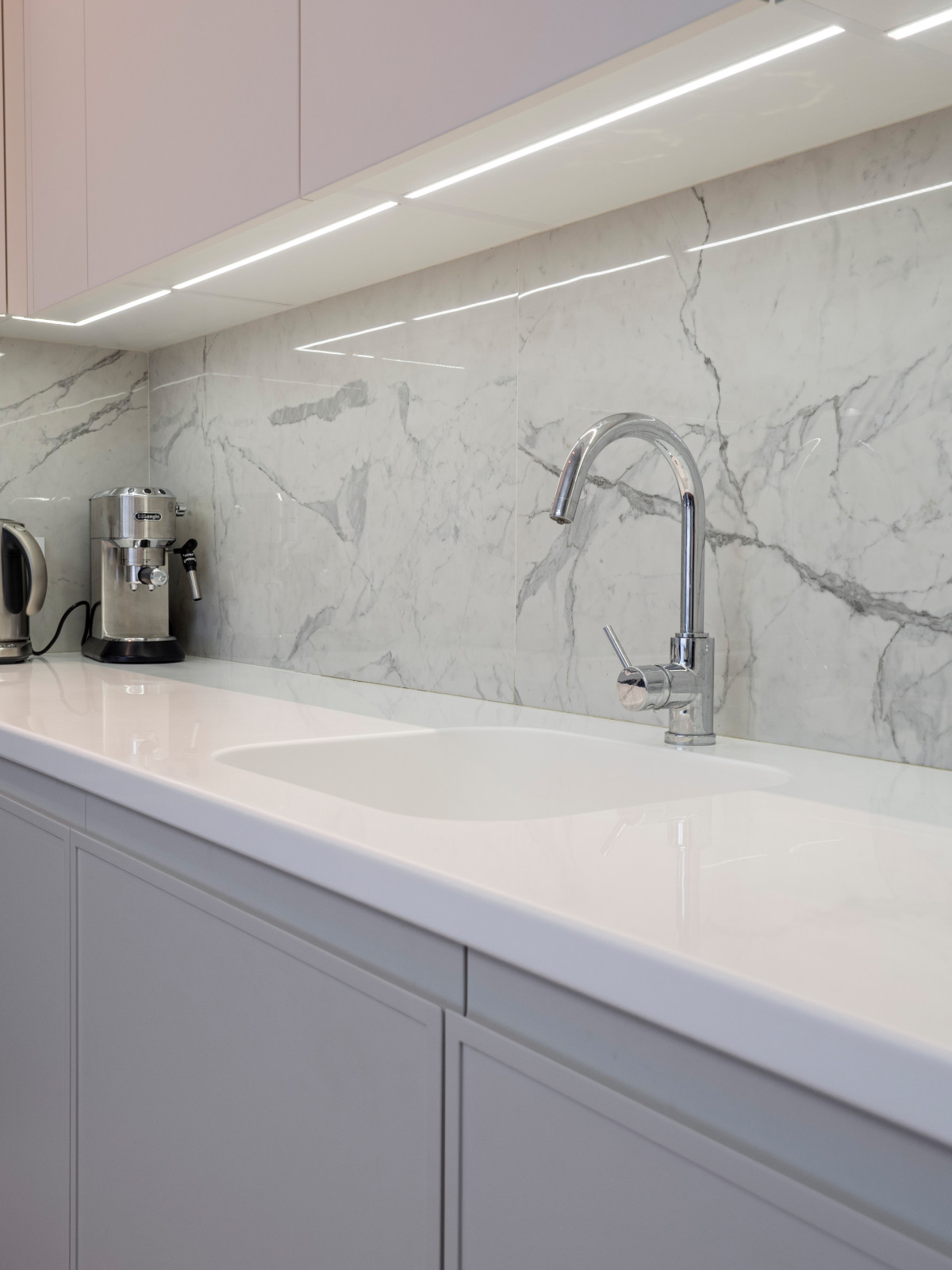 Белая кухня в стиле минимализм