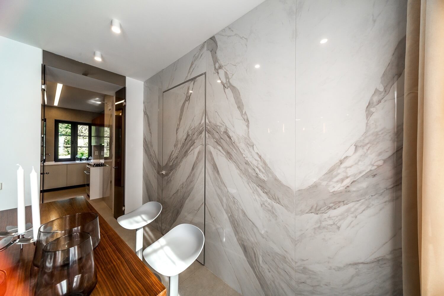 Стена с Calacata Book