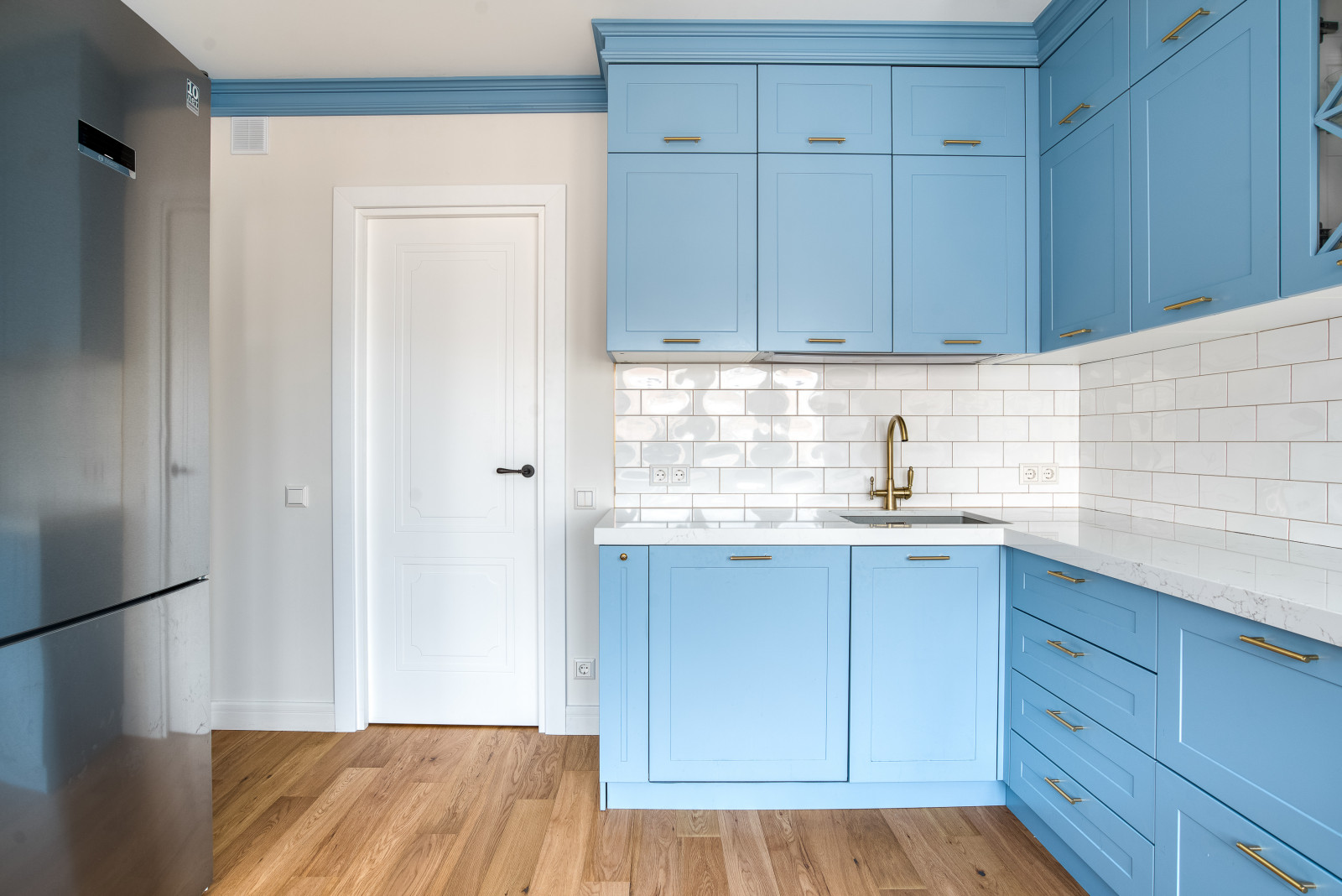 Проект угловой кухни в стиле неоклассика