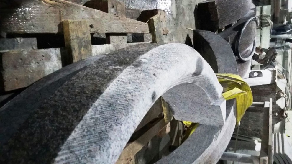 Режем бордюры радиусной формы для клумб и цветников, производим вазоны (улица)