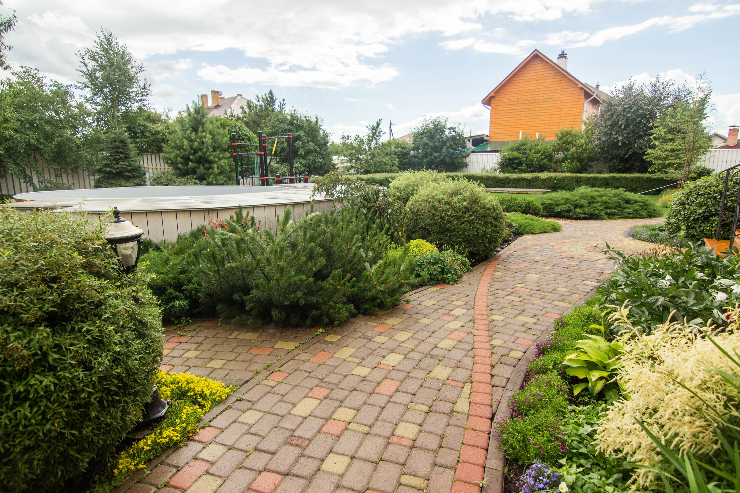 Сад с зеленой крышей