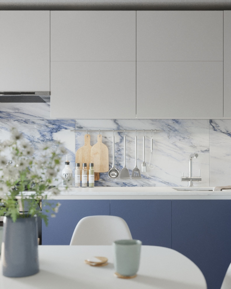 Маленькая кухня с ярким фартуком.