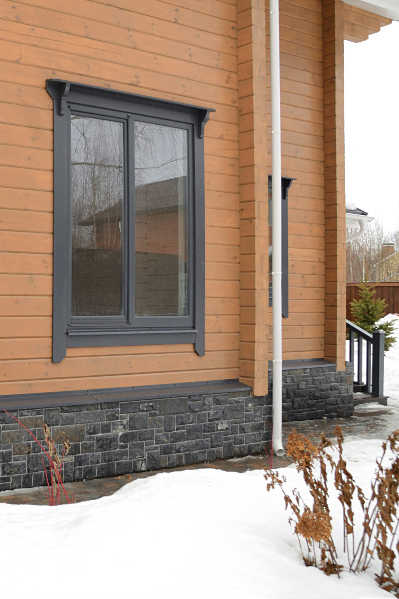 Дом из бруса с цоколем из камня