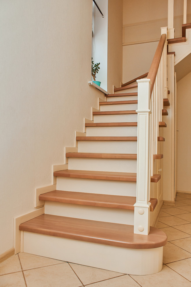 Обложка проекта: Г-образная лестница