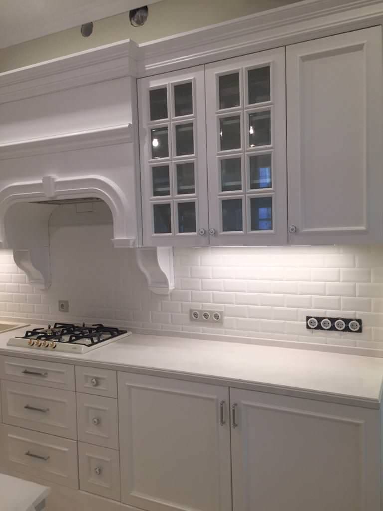 Кухня в белом цвете в загородном коттедже