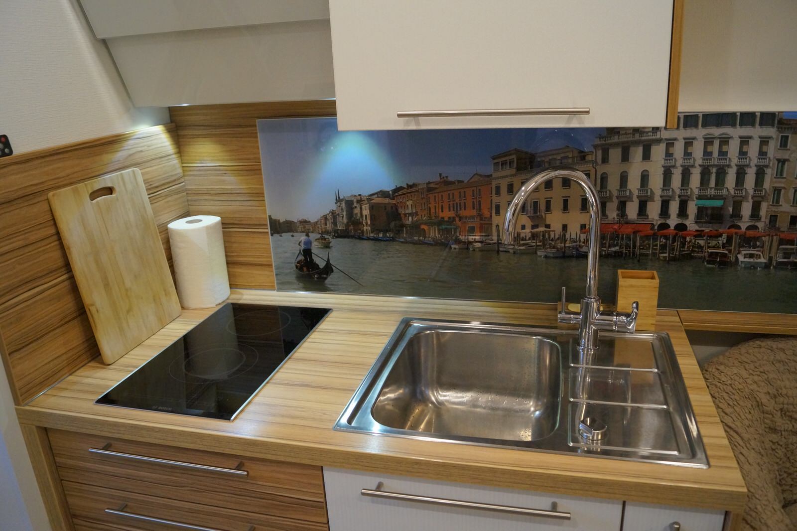 Однокомнатная квартира с кухней-гостиной 6м2 и стиральной машиной на кухне