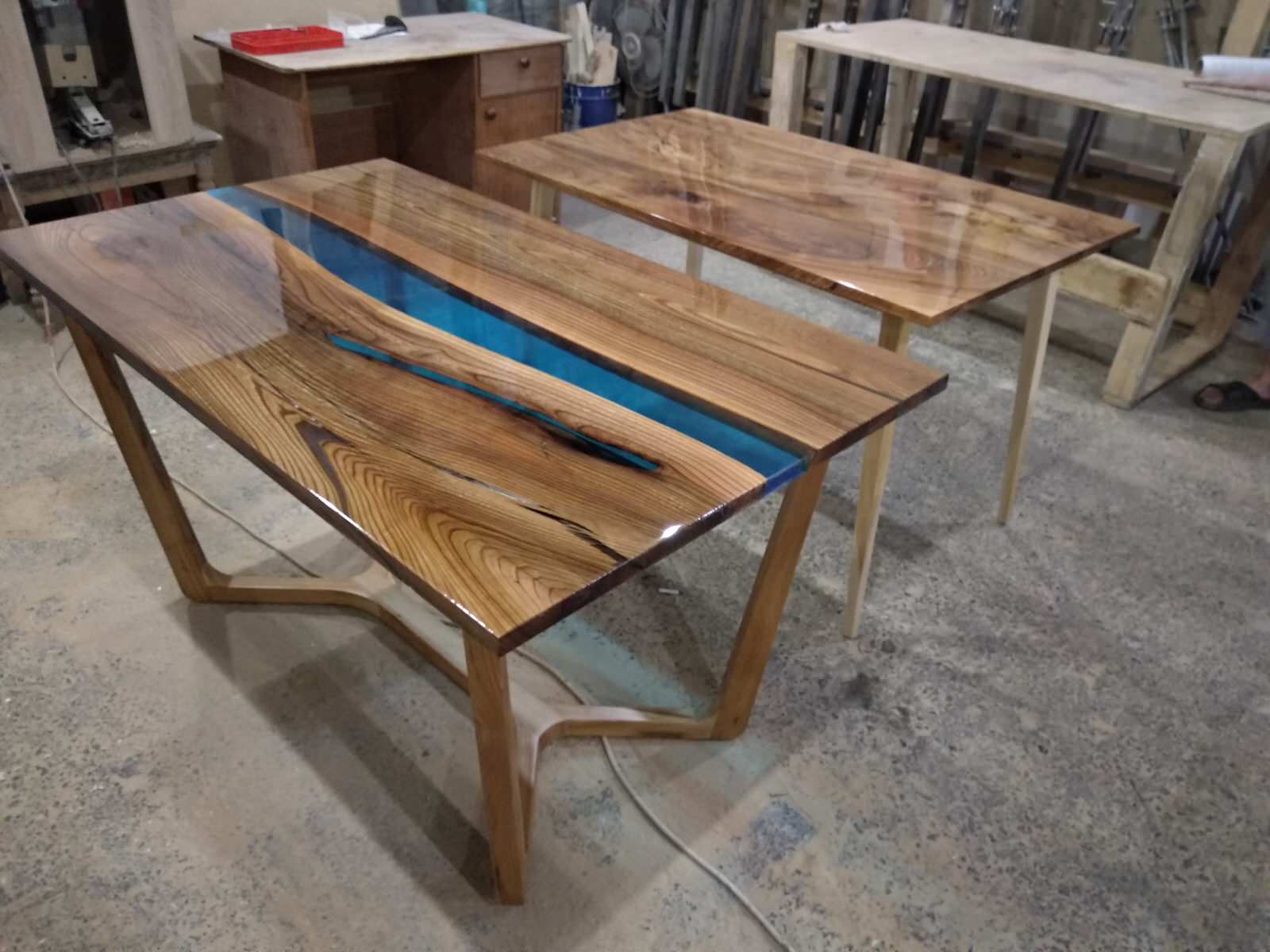 Обложка проекта: столы с заливкой смолой