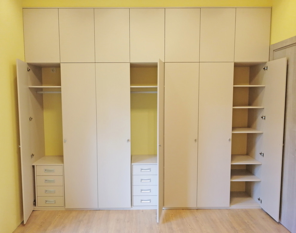 Классический распашной, платяной шкаф raumplus.