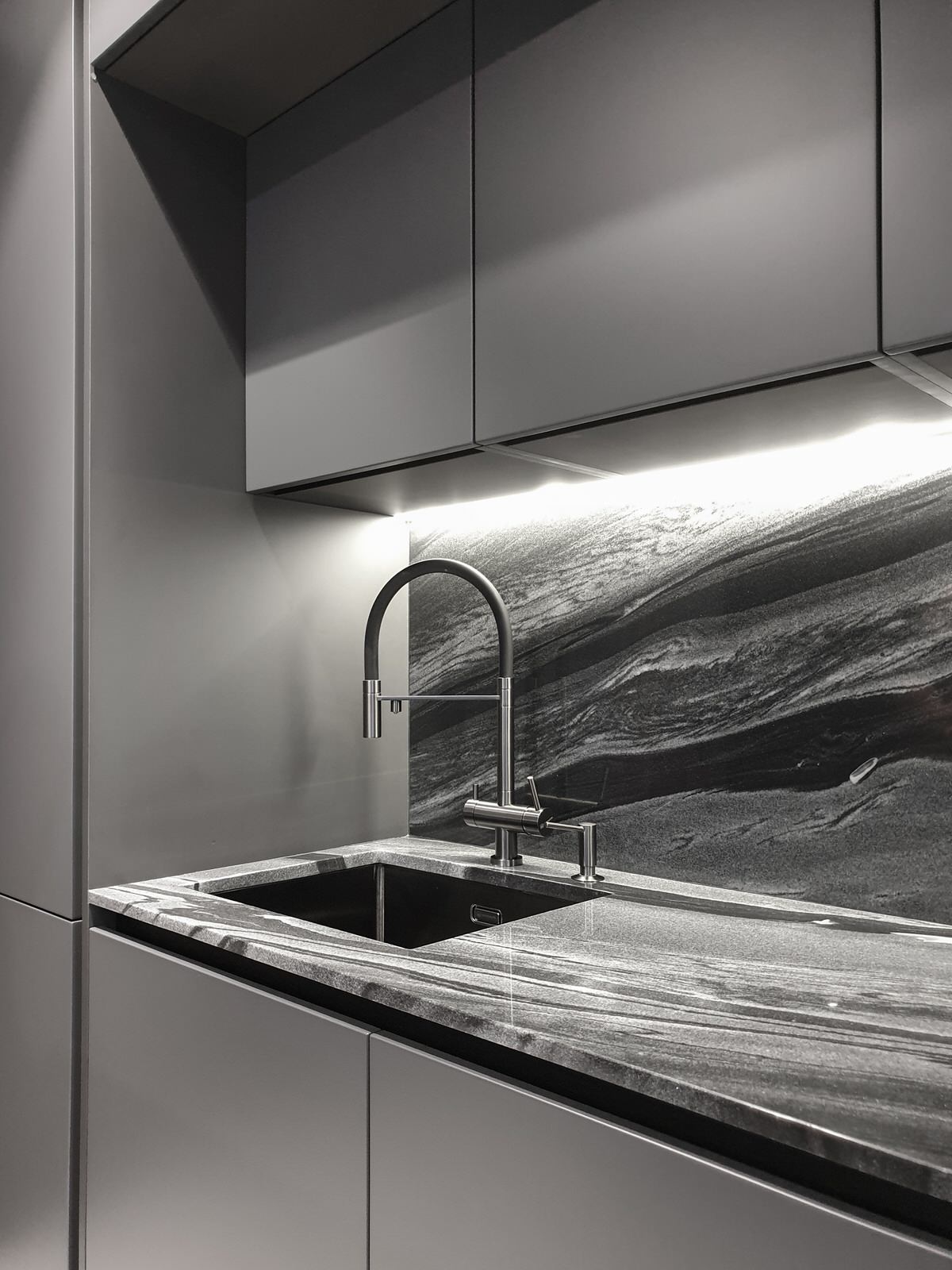 кухня серый камень