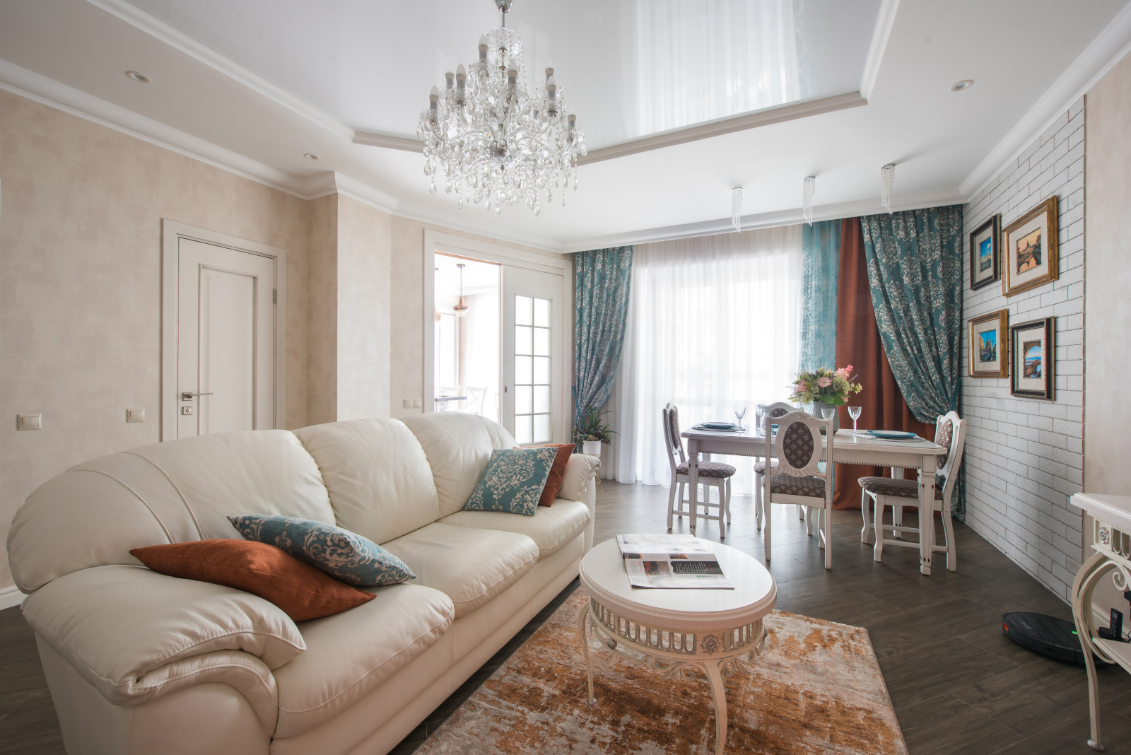 Квартира для двоих фотобелыйдиван, классикавинтерьере,