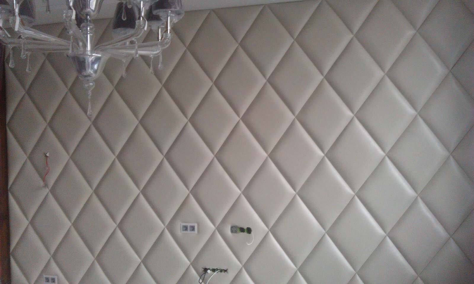 Обложка проекта: Стена в гостиной в мягких кожаных панелях