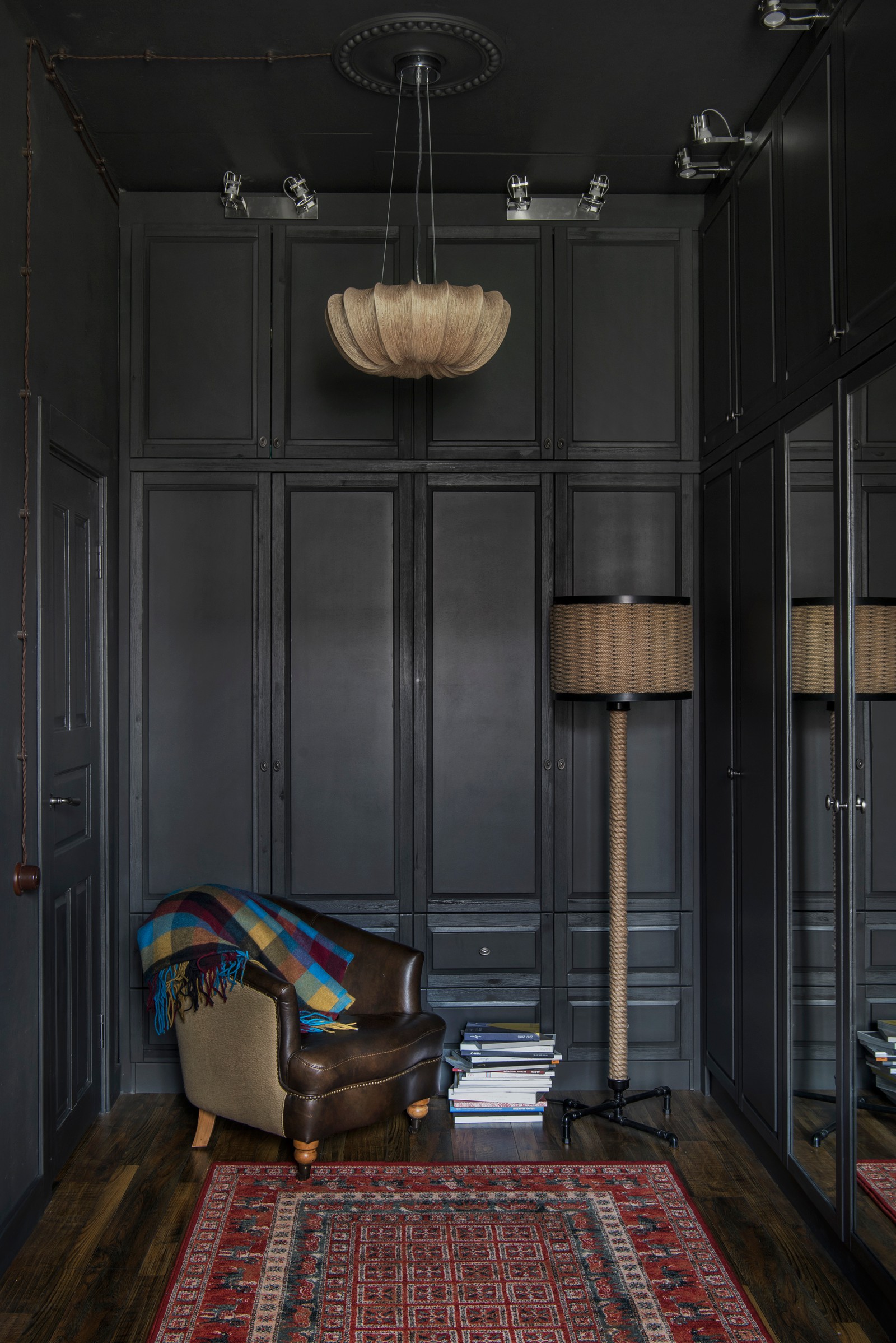 Дизайн спальни в стиле лофт в темных тонах