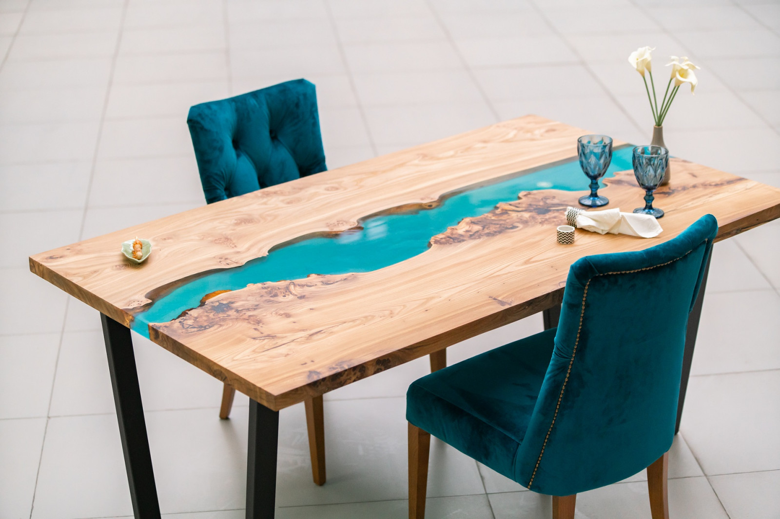 Стол-река из карагача с рекой цвета тиффани+синий павлин