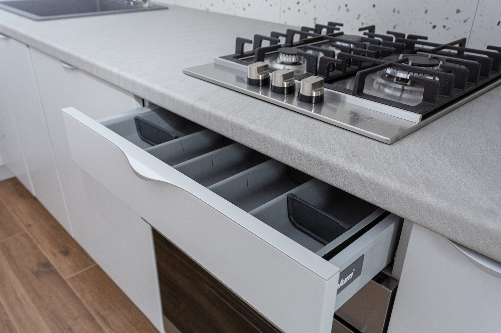 Матовая белая современная кухня