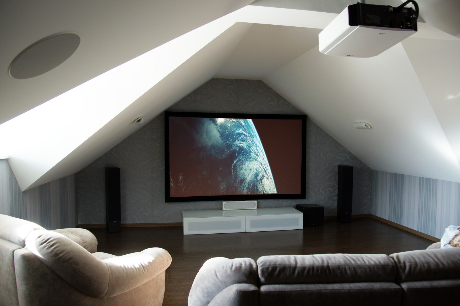 Кинозал в мансарде дома