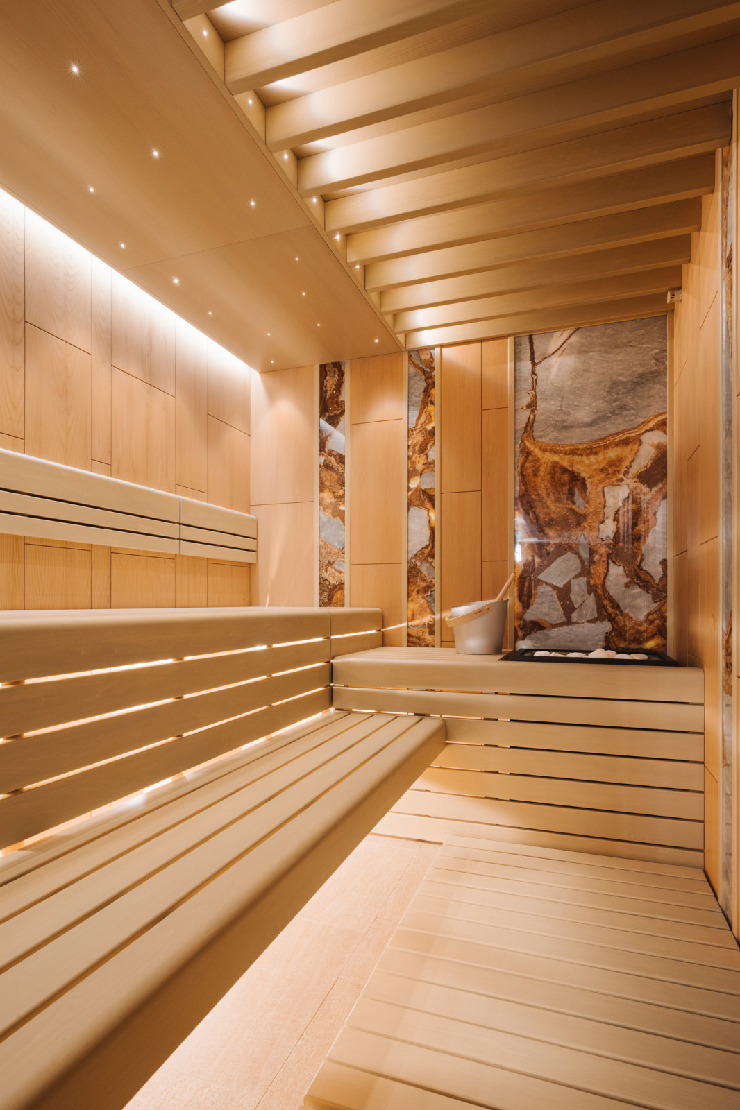 Освещение - звездное небо, точечная подсветка балок, светильники под полками.