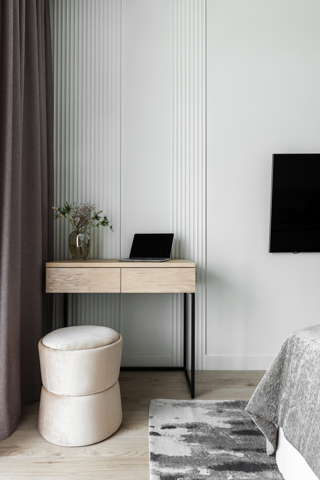 на стороне монохрома