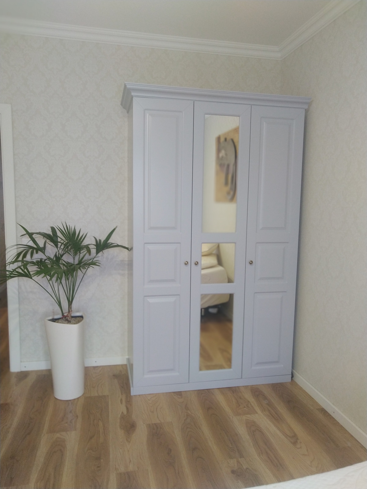 Классичейский шкаф и подвесная тумба на заказ