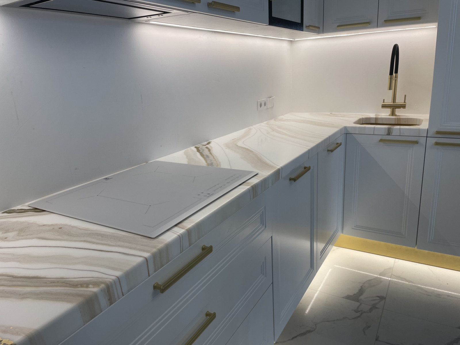 Обложка проекта: Кухонная столешница с золотыми венами