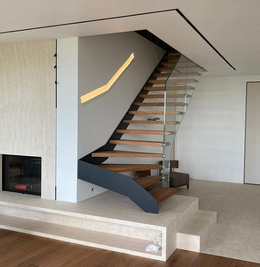 Лестница на тетиве с опорным стеклом (2020)