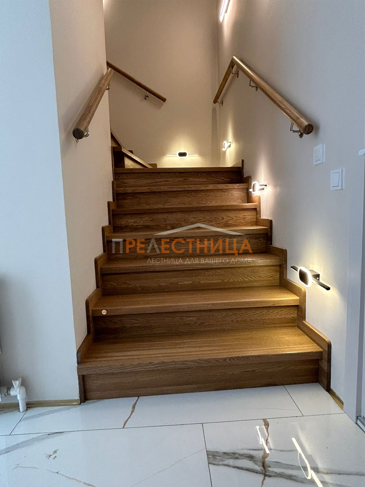 Две закрытых лестницы из дуба с шириной ступени 1500 мм