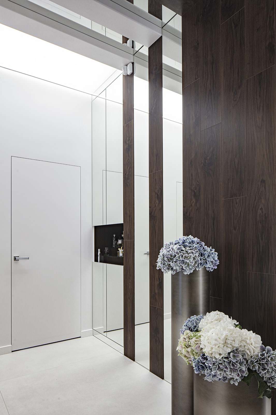 Большой красивый белый дом